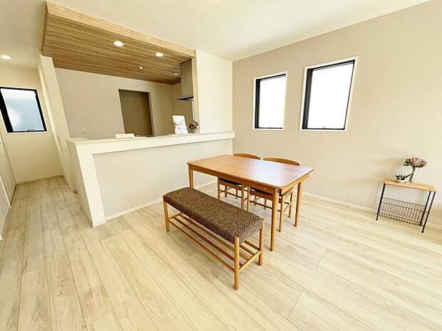 お食事中もキッチンと会話が楽しめるダイニングスペース。