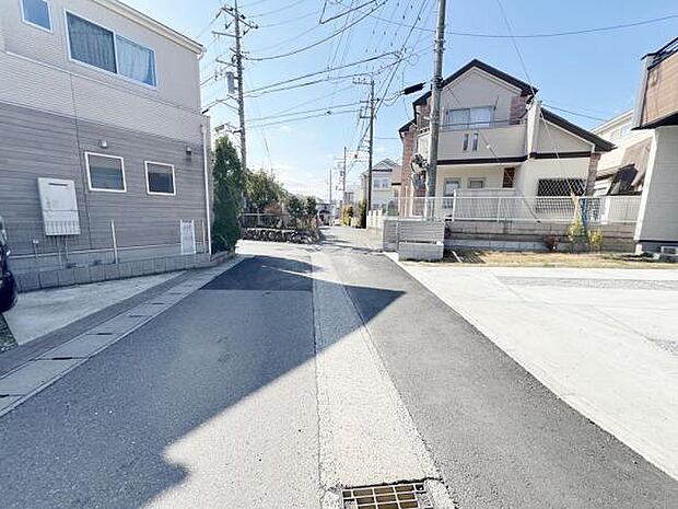 前面道路を含めた現地写真です。