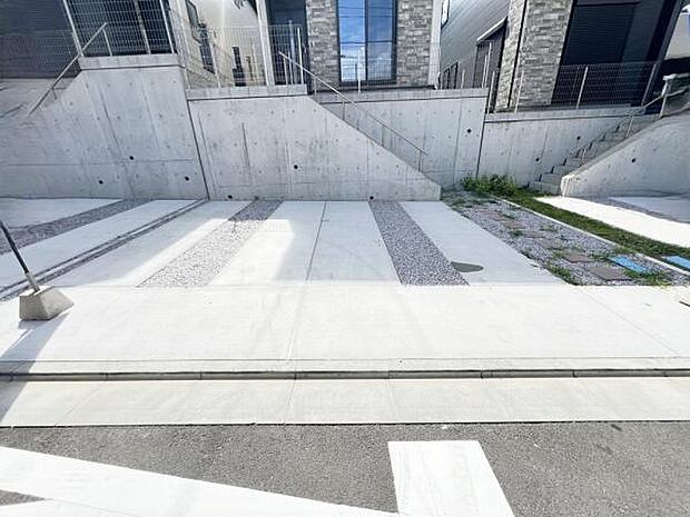 駐車場ももちろん完備しておりますのでお車所有の方にも心強いです。