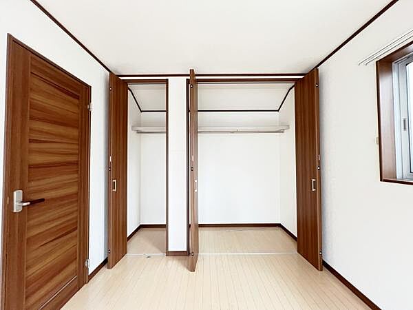 いつでもお部屋をスッキリお使い頂ける収納スペースを設置。