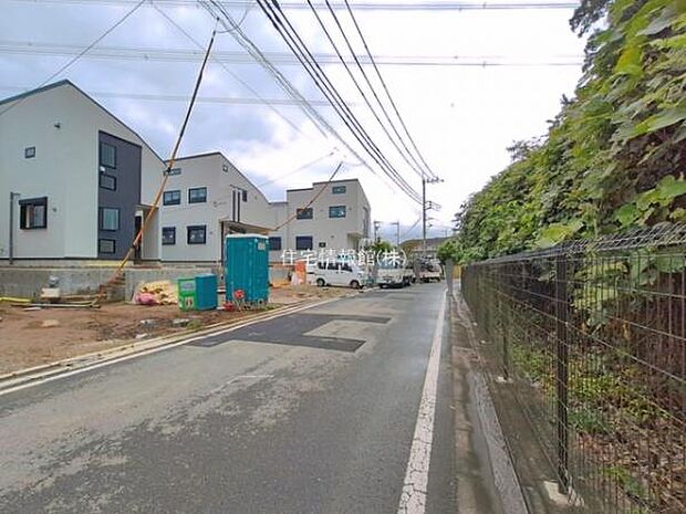 前面道路を含めた現地写真です。