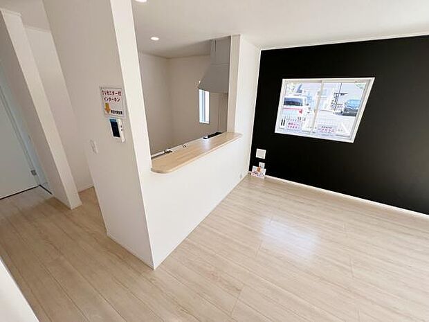 お食事中もキッチンと会話が楽しめるダイニングスペース。