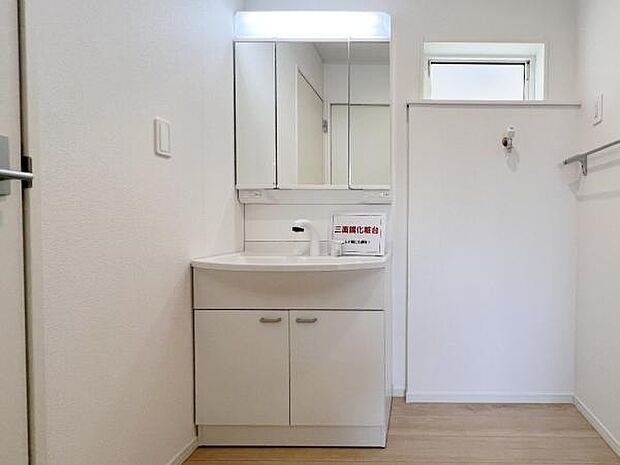 洗面化粧台です。朝の身支度から1日が始まります。