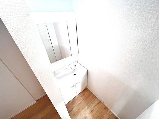 洗面化粧台です。朝の身支度から1日が始まります。