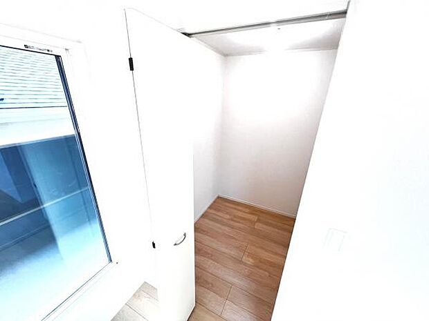 ウォークインクローゼットがあり収納スペースも豊富。季節物もスッキリ片付きそうです。