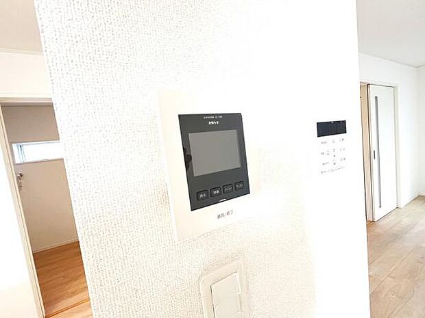 訪問者を確認できるTVモニター付きインターフォンです。