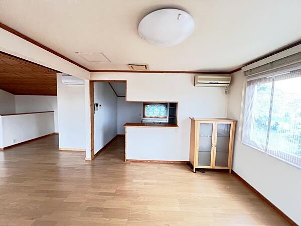 お食事中もキッチンと会話が楽しめるダイニングスペース。