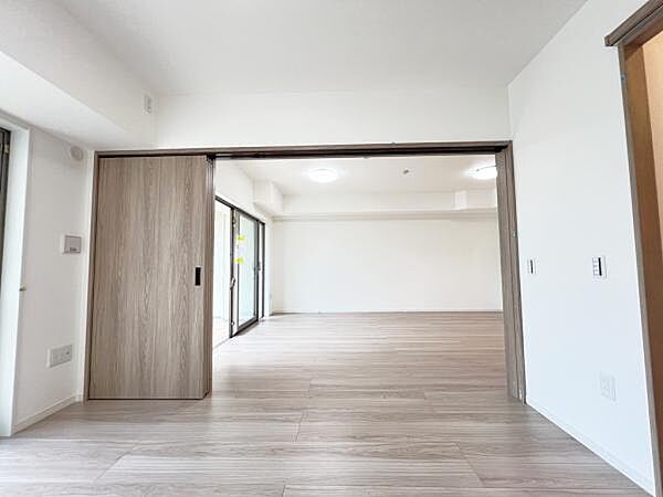 明るい広々とした主寝室でご家族ゆっくりお休みになれますね。
