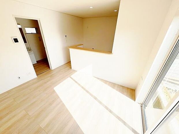 お食事中もキッチンと会話が楽しめるダイニングスペース。