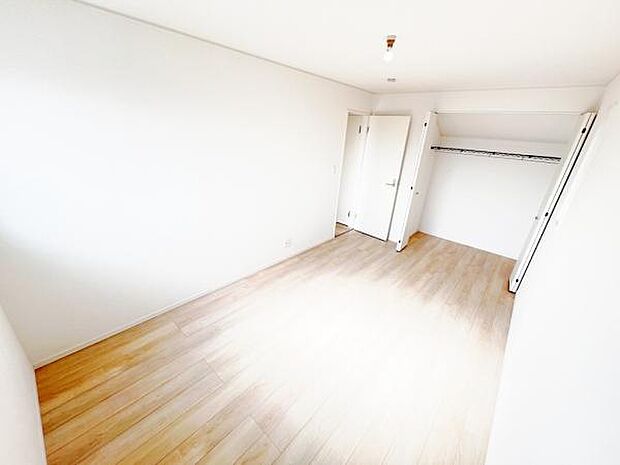 いつでもお部屋をスッキリお使い頂ける収納スペースを設置。