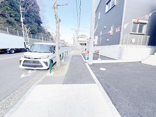 前面道路を含めた現地写真です。