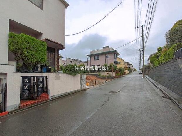 前面道路を含めた現地写真です。