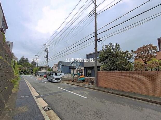 前面道路を含めた現地写真です。