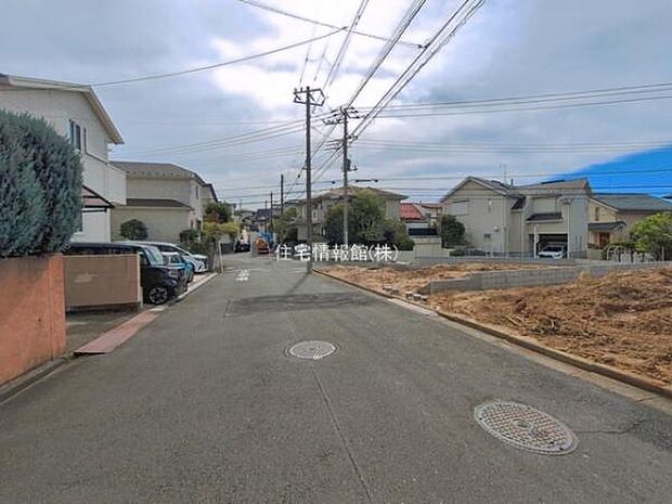 前面道路を含めた現地写真です。