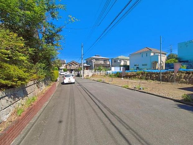 前面道路を含めた現地写真です。
