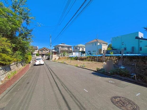 前面道路を含めた現地写真です。
