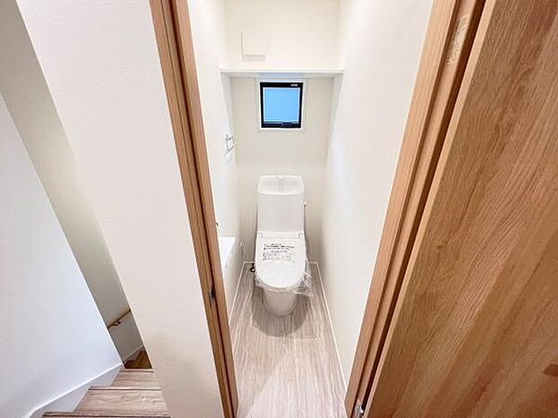 各階にトイレを設けており、ご家族が揃う時もゆとりをもってご利用いただけます。