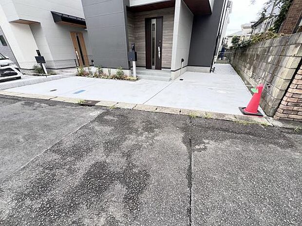 駐車場ももちろん完備しておりますのでお車所有の方にも心強いです。