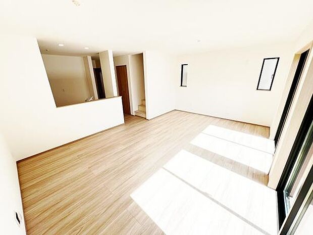 カウンターキッチン越しに会話も楽しめるダイニング。