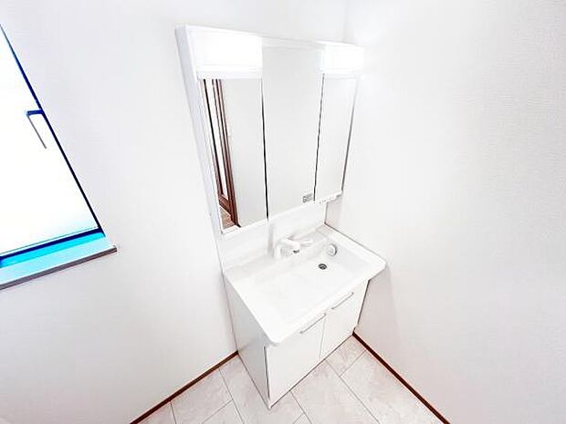 洗面化粧台です。朝の身支度から1日が始まります。