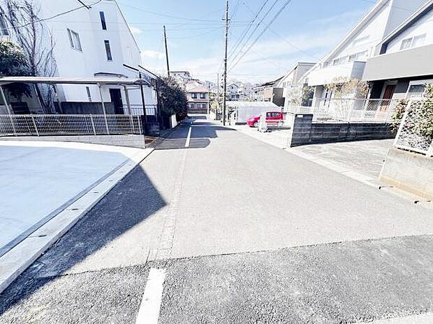 前面道路を含めた現地写真です。