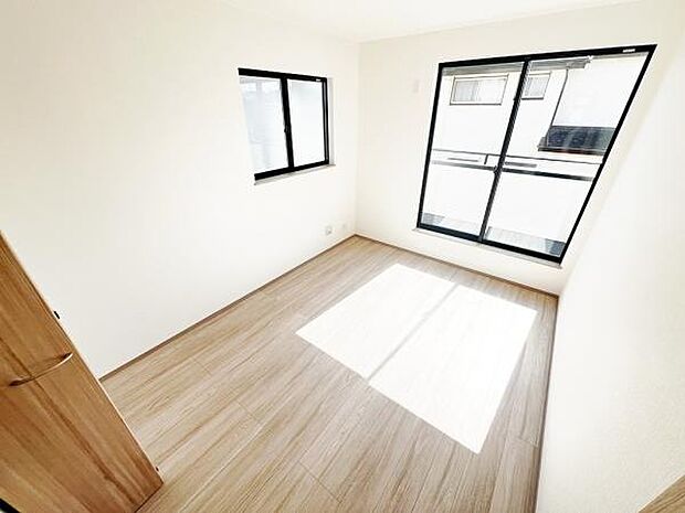 2面採光を確保した室内は、明るく風通しも良く、大変居心地の良い空間となっております。