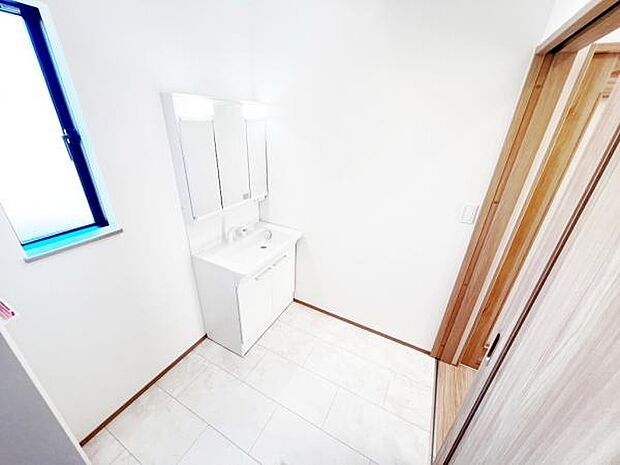 快適で清潔感がある脱衣スペースです。