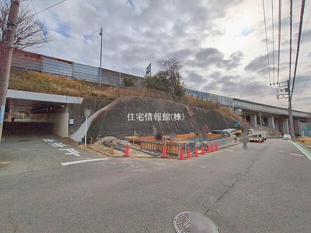 前面道路を含めた現地写真です。