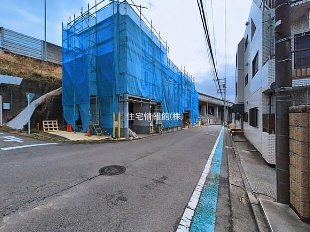 前面道路を含めた現地写真です。