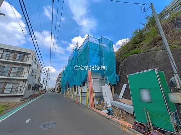 前面道路を含めた現地写真です。