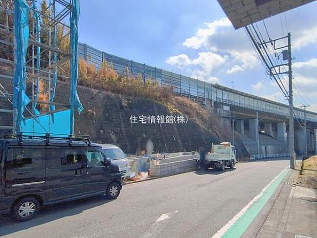 前面道路を含めた現地写真です。