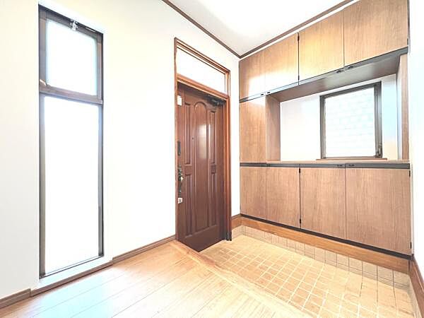 散らかりがちな玄関もスッキリの玄関収納付。