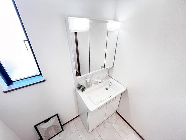 洗面化粧台です。朝の身支度から1日が始まります。