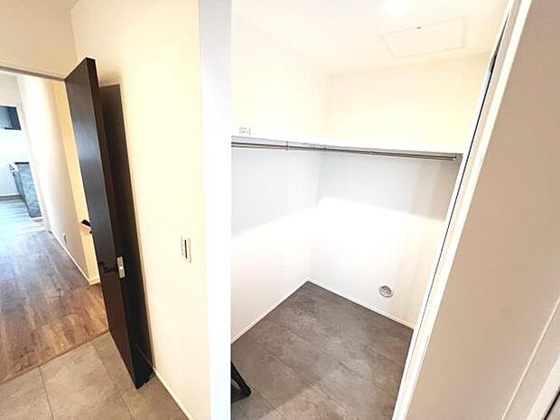 ウォークインクローゼットがあり収納スペースも豊富。季節物もスッキリ片付きそうです。