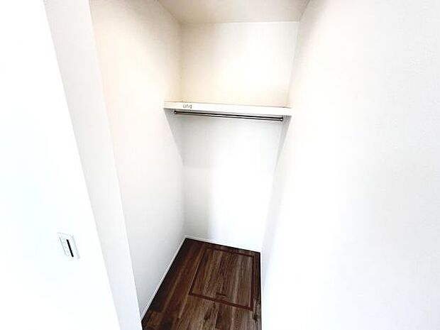 いつでもお部屋をスッキリお使い頂ける収納スペースを設置。