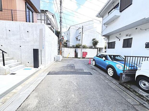 前面道路を含めた現地写真です。