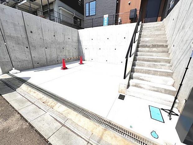 駐車場ももちろん完備しておりますのでお車所有の方にも心強いです。