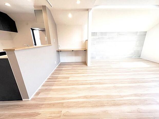 お食事中もキッチンと会話が楽しめるダイニングスペース。