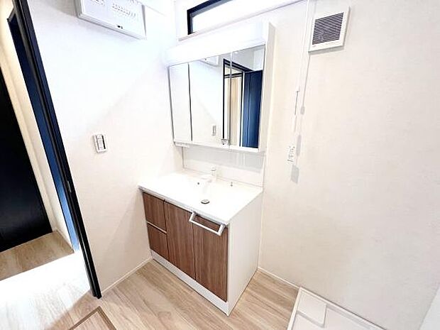 洗面化粧台です。朝の身支度から1日が始まります。