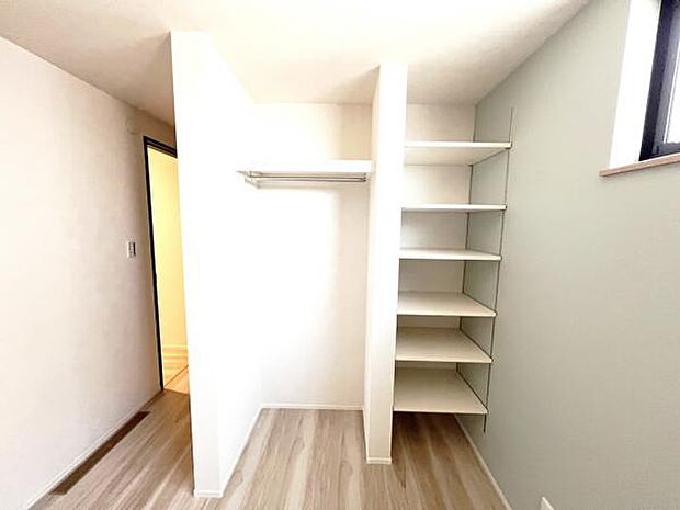 いつでもお部屋をスッキリお使い頂ける収納スペースを設置。