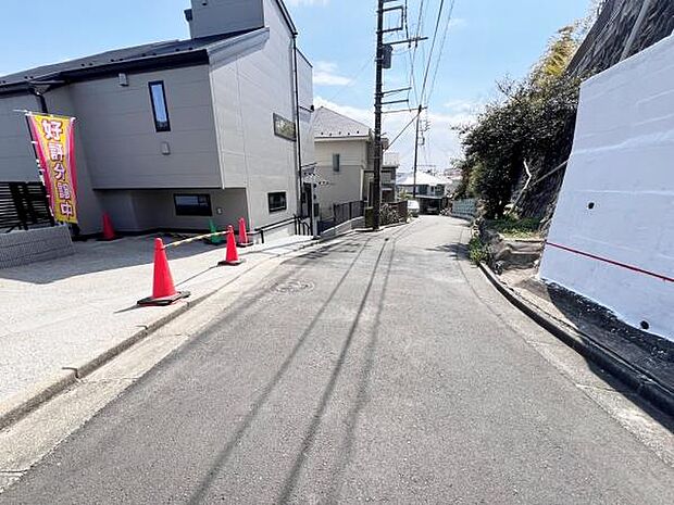 前面道路を含めた現地写真です。