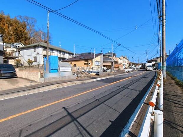 前面道路を含めた現地写真です。
