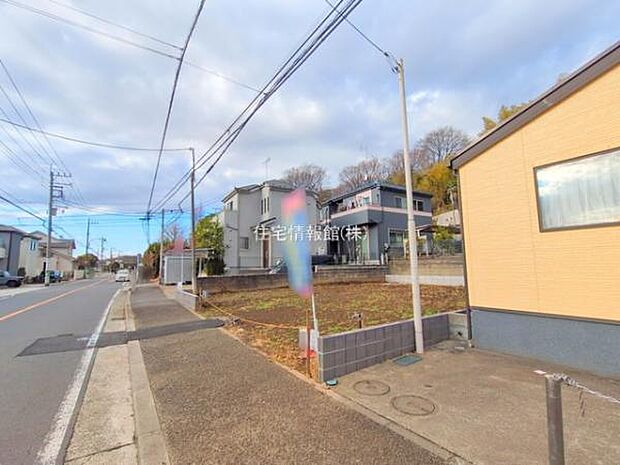 前面道路を含めた現地写真です。