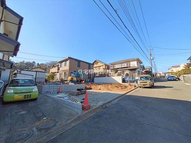 前面道路を含めた現地写真です。