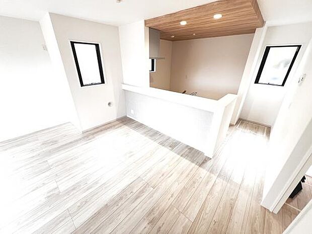 お食事中もキッチンと会話が楽しめるダイニングスペース。