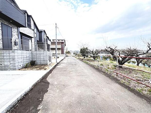 前面道路を含めた現地写真です。