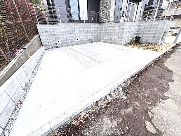 駐車場ももちろん完備しておりますのでお車所有の方にも心強いです。