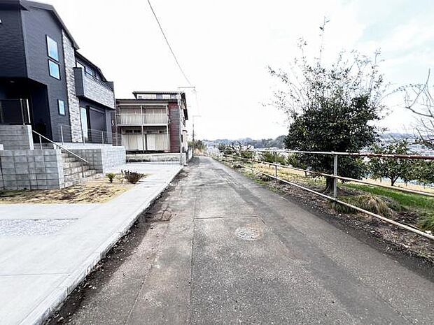 前面道路を含めた現地写真です。