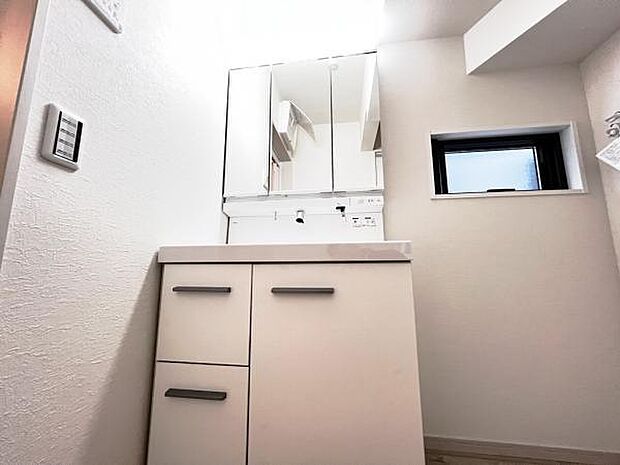 ランドリースペースです。身支度を整えながら洗濯機の操作を行えます。