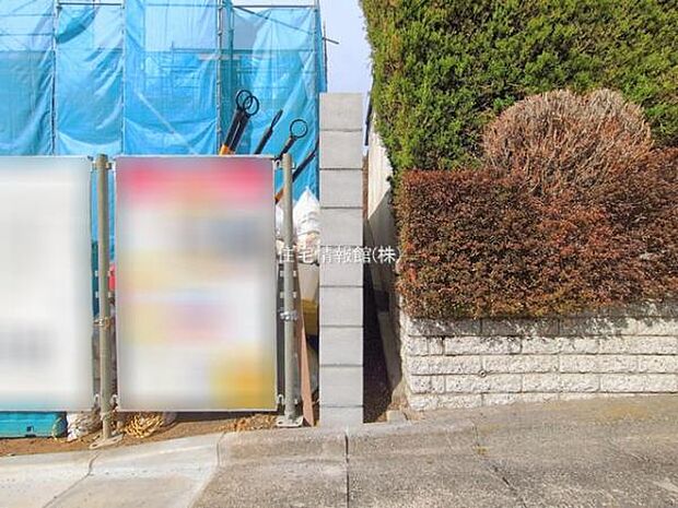 前面道路を含めた現地写真です。